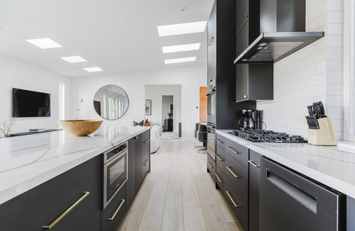 Piedmont Pines Apartment | Blueground | Oakland, AC, balcony, nr park