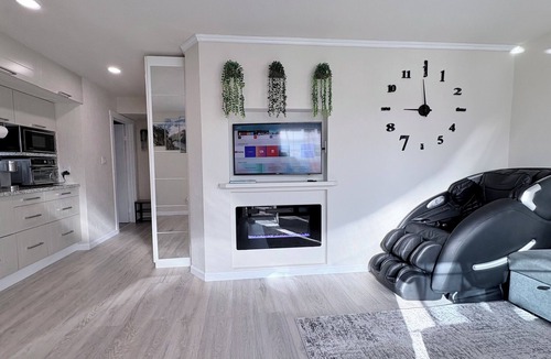 Westlake Apartment | Brand New Cozy Apartment Massage chair/Xbox/bidet/ 2 Fireplaces/Free parking
