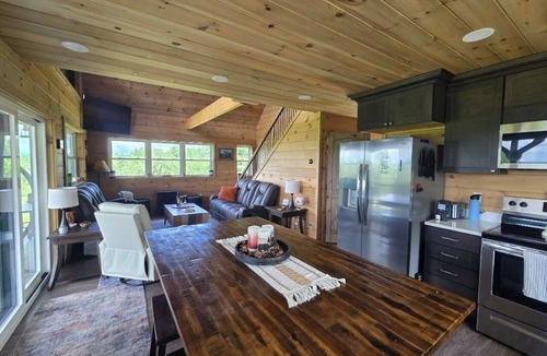 Stratton Ski Chalet | Breeze & Blue Mountain Cabin: SLEEPS UP TO 12, Newly built, Near SUGARLOAF MTN.