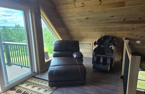 Stratton Ski Chalet | Breeze & Blue Mountain Cabin: SLEEPS UP TO 12, Newly built, Near SUGARLOAF MTN.