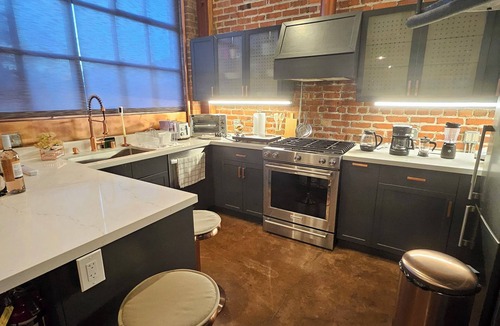 Fruitvale House | Brick Loft- an Artist's/Musician's Dream Space -Gated Urban Gem!