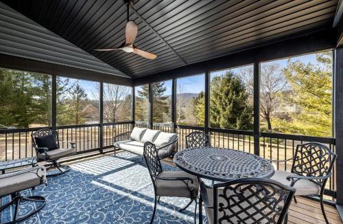 The Woods House | Bright Mountain Cabin with Game Room & Golf Course Views Near Hedgesville, West Virginia