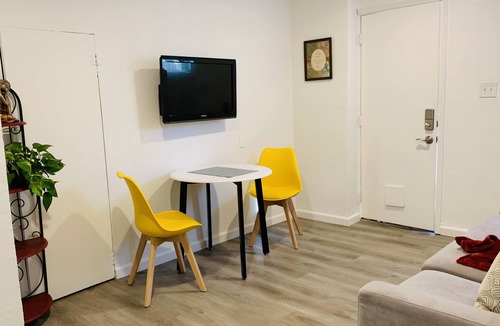 San Leandro House | Bright Private In-law 1 bedroom unit in San Leandro hills w/ Washer&Dryer