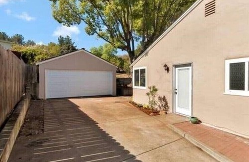 Castro Valley Bed & Breakfast | Bright Studio/Room with Private Bath & Private Entry