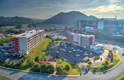 Bluff City Condo | Bristol Speedway Condo- Centrally located Hard Rock Casino, Downtown, Speedway