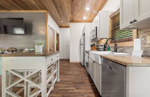 Jasper Cabin | Buffalo Mist Cabin: Hot tub, Fire pit, Sleeps 6, 3 king beds, 13 private acres
