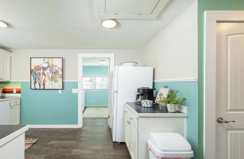Highfill House | Buttercup Bungalow; charming 1925 "giraffe" country house 3 min from XNA
