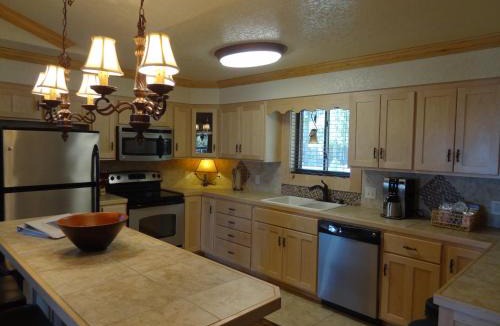 Mount Ida House | C22 - Luxury three bedroom, three bath cottage with hot overlooking Lake Ouachita