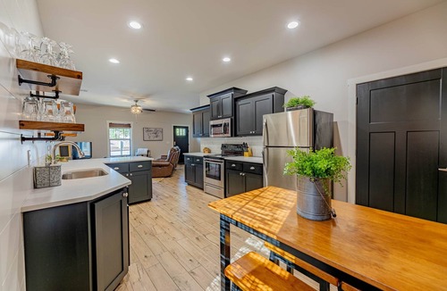 Bella Vista House | Cabin 10 @ Trails Edge 1 King 1 Queen on Back 40 Trails! Hike, Bike, Relax