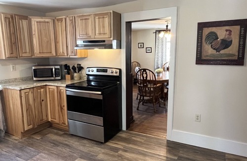 Oneonta Apartment | Calla Lily #1 - Oneonta Apartment close to downtown - 1 of 2 units