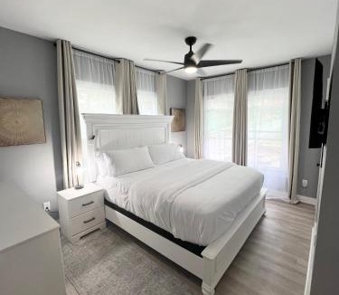 Sylvan Hills House | Calm 4BR-3BA 10 min DT Airport by LSP Homes