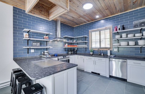 Tannersville Cabin | Camelback Ski House at camelback POCONOS jacuzzi and Sauna new pool