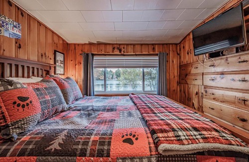 Shapleigh House | Camp S'Mores Waterfront Hot Tub Dogs FREE