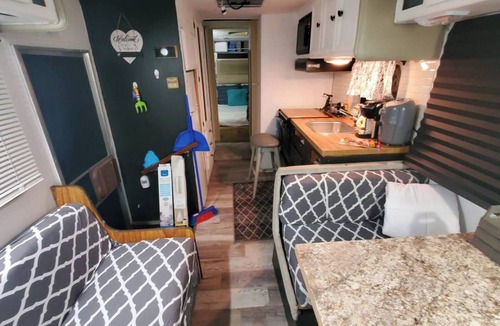 Dover House | Camper Apt DE-Vintage Gulf RV Glamping Stay Sleeps 2-3