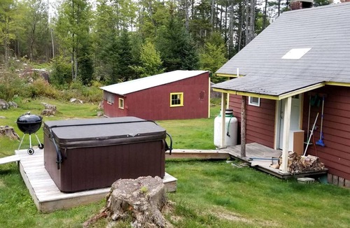 Carroll Cabin | Carroll, NH Pet-Friendly Cabin with Hot Tub: Your Ultimate Retreat