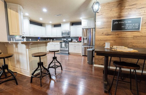 Springdale House | Casa De Flores in the heart of NWA