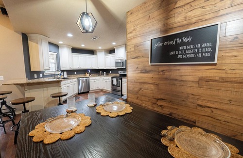 Springdale House | Casa De Flores in the heart of NWA