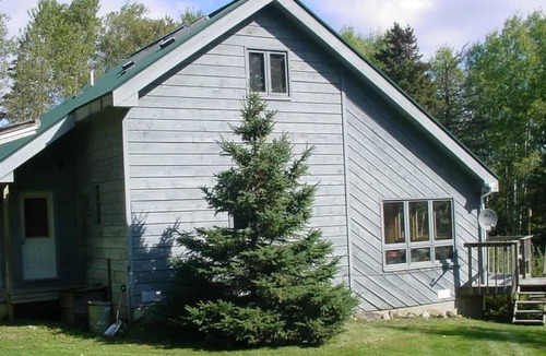 Rangeley House | 🐾Cathedral ceilings with atrium doors that open onto a large deck, dog friendly