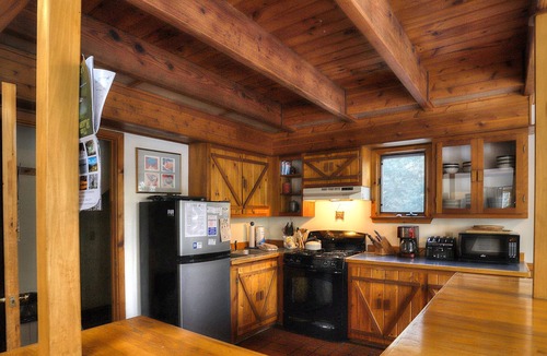 Rangeley House | 🐾Cathedral ceilings with atrium doors that open onto a large deck, dog friendly