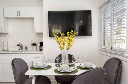 Golden Hill Apartment | Central Apartment | Parking + Netflix
