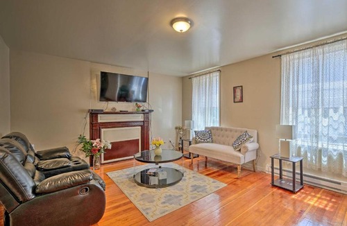Mansion Area Apartment | Central Dtwn Albany Apt - Walk to Cafes and Museums!