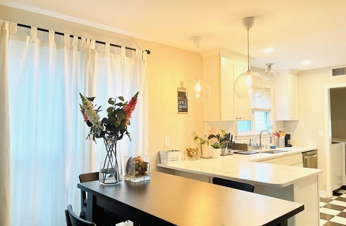 Central Gardens Villa | Centrally Located House in high-end neighborhood mid town Memphis