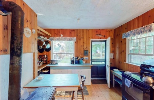 Charlotte Cottage | Century-Old Lakefront Victorian on a Private Island—Boats, Beach & Dog-Friendly