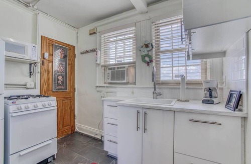 Charles Village Apartment | Charles Village 1-BR, Walk to Johns Hopkins