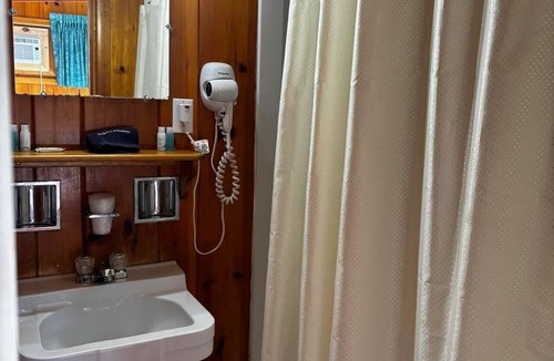 Hamilton Hotel | Charming 1-bedroom hotel room in beautiful Hamilton - #321 Shenandoah