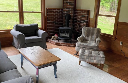 Smithfield Cottage | Charming 1-bedroom lakeside cottage with WiFi and AC in welcoming Smithfield