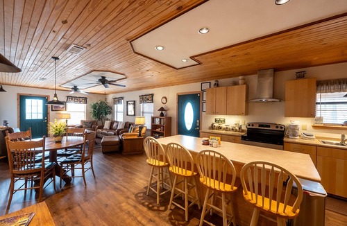 Eureka Springs Cabin | Charming 2-bedroom cabin with WiFi, AC in peaceful Eureka Springs