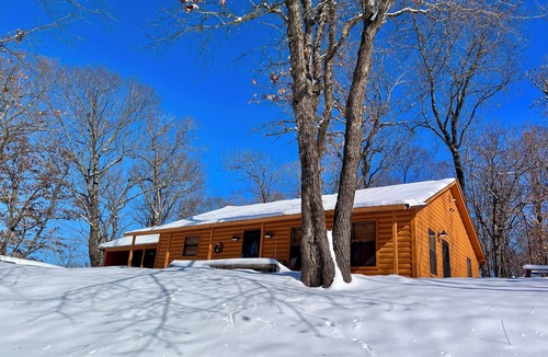 Eureka Springs Cabin | Charming 2-bedroom cabin with WiFi, AC in peaceful Eureka Springs