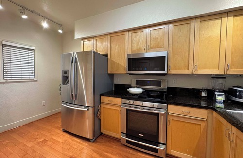 Emeryville Condo | Charming 2-bedroom condo with Golden Gate and Bay Bridge View in Emeryville