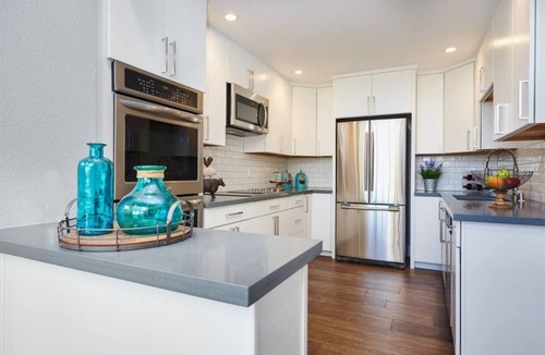 San Mateo Park Condo | Charming 2-bedroom condo in San Mateo with WiFi and AC and office space