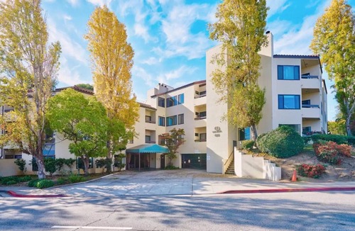 San Mateo Park Condo | Charming 2-bedroom condo in San Mateo with WiFi and AC and office space