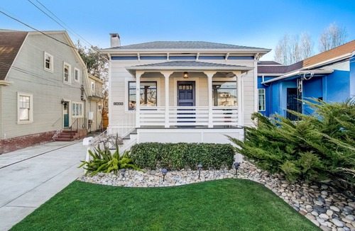 Gold Coast House | Charming 2-bedroom house with spacious backyard in delightful Alameda