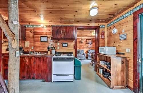 Solon Cottage | Charming 3-bedroom cottage in peaceful Solon with WiFi