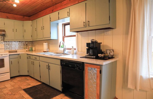 Newport House | Charming 3-bedroom Farmhouse in Newport