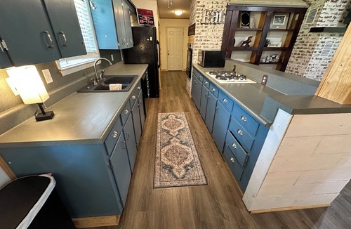Salem House | Charming 3-bedroom farmhouse on 2 acres with WiFi and AC in Benton