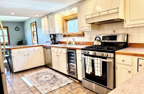 Hamilton House | Charming 3-bedroom house in Hamilton with pool, AC, walking distance to downtown