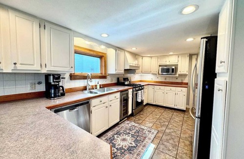 Hamilton House | Charming 3-bedroom house in Hamilton with pool, AC, walking distance to downtown