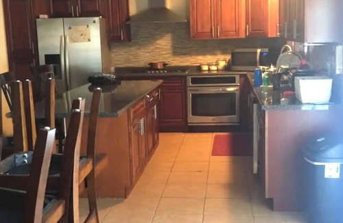 Monroe House | Charming 3-bedroom house with WiFi and AC in Monroe