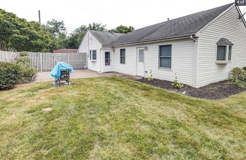 Edison House | Charming 3-bedroom NorthEast Facing Ranch with AC in delightful Edison