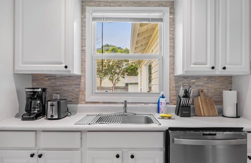 Redwood City House | Charming 3-bedroom house with AC, WiFi in Redwood City