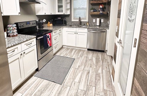 Russellville House | Charming 3-bedroom house with AC and WiFi in Russellville!