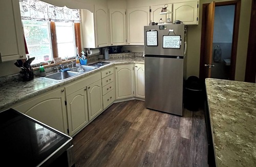 Fredonia House | Charming 3B, 1& 1/2 Bath ranch house. Sleeps 6. Full AC. Near SUNY Fredonia.
