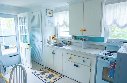 The Pines Cottage | Charming 3BR Coastal Bungalow—Bike to Beach, Walk to Town!