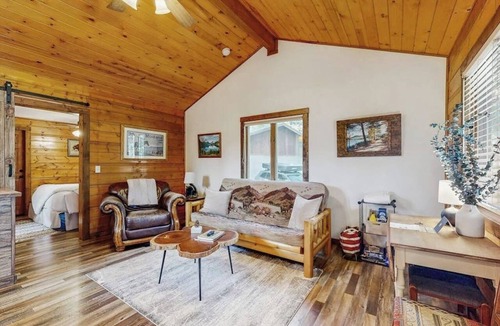 Woods Bay House | Charming cabin in Big Fork, pet friendly, firepit, 5 min to Lake, fly-fishing