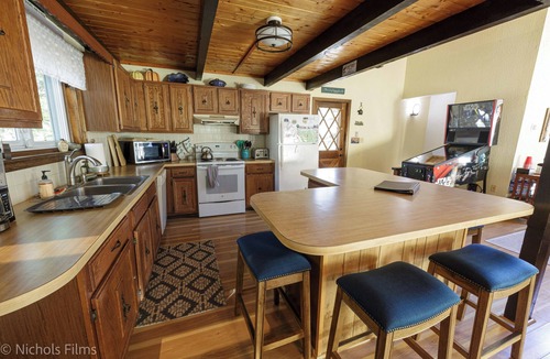 Jackson House | Charming Chalet-minutes from hiking, skiing and Storyland! Great for Families!