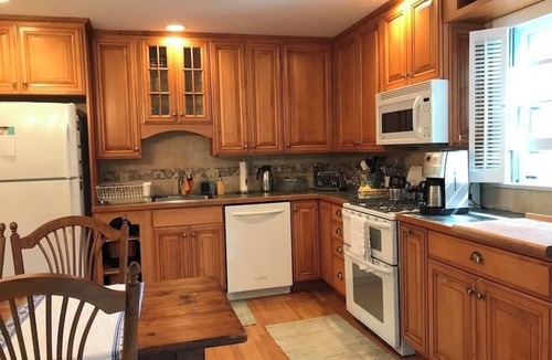 The Pines Cottage | Charming Coastal Cottage - Walk to Beach & Town, Private Deck, Outdoor Shower!